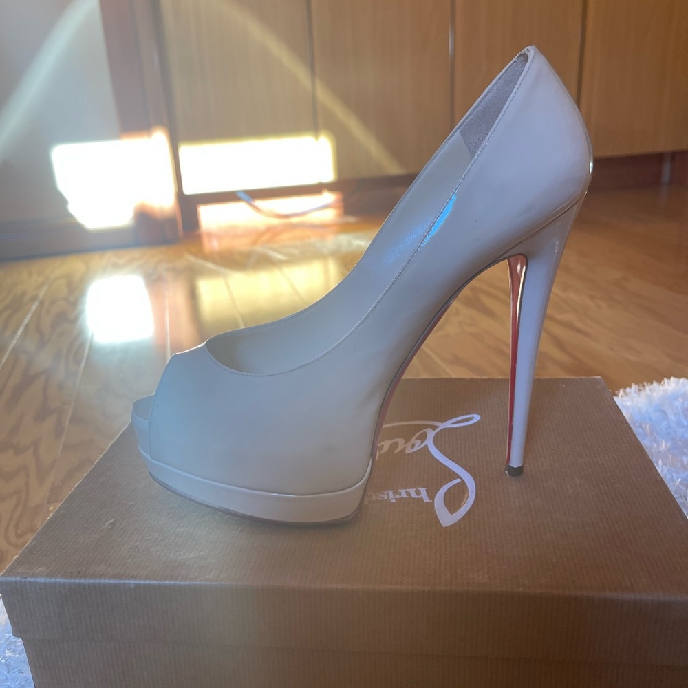 Christian louboutin beige heels 100! Size 39, worn 3x.
